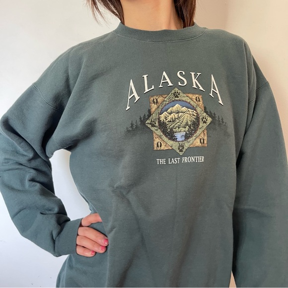 Vintage Other - Vintage Alaska Green Crewneck Sweater with Scenic Graphic